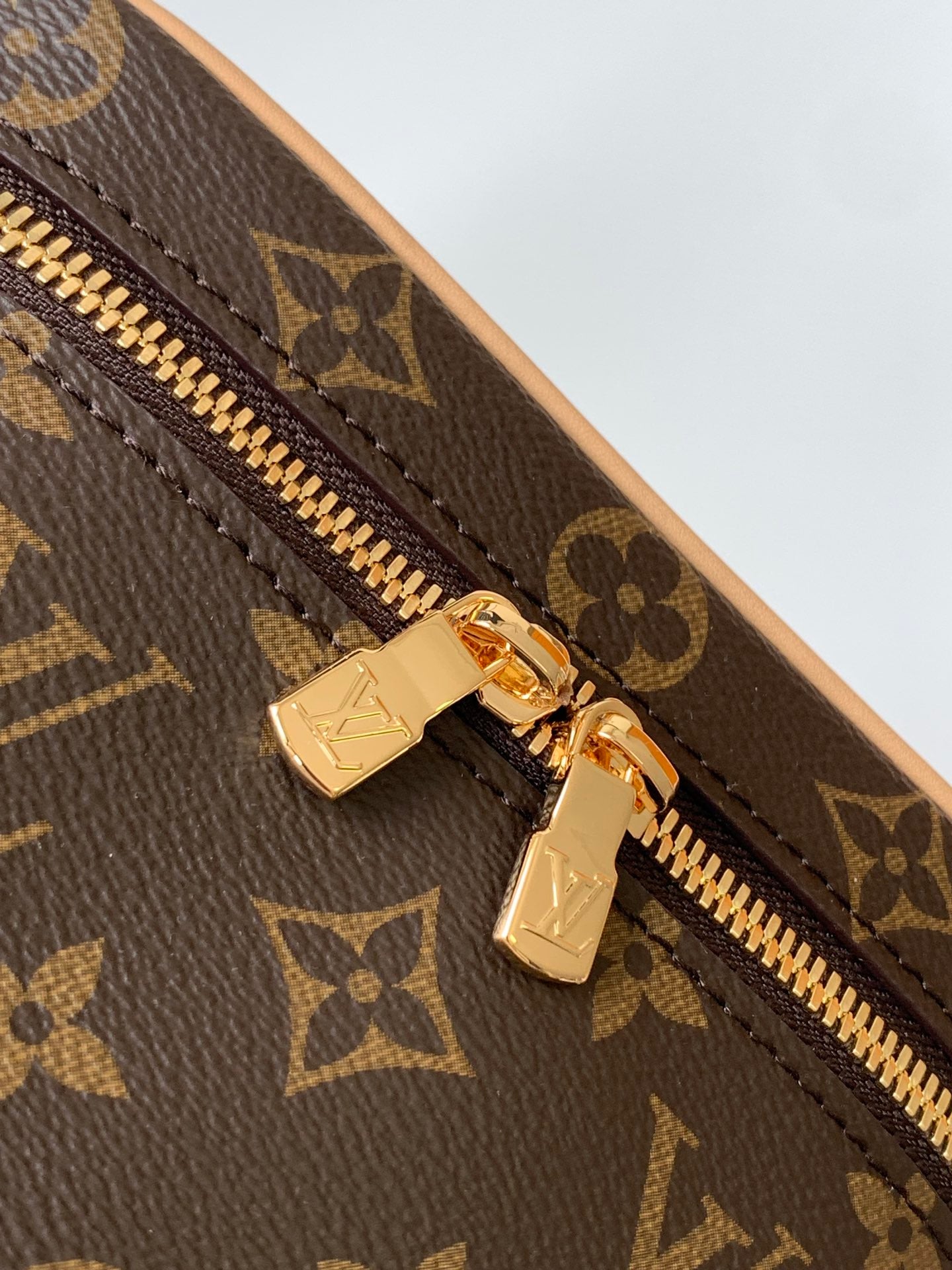 Louis Vuitton Luxury Brown Monogram Travel Vanity Case Cosmetic Makeup Bag