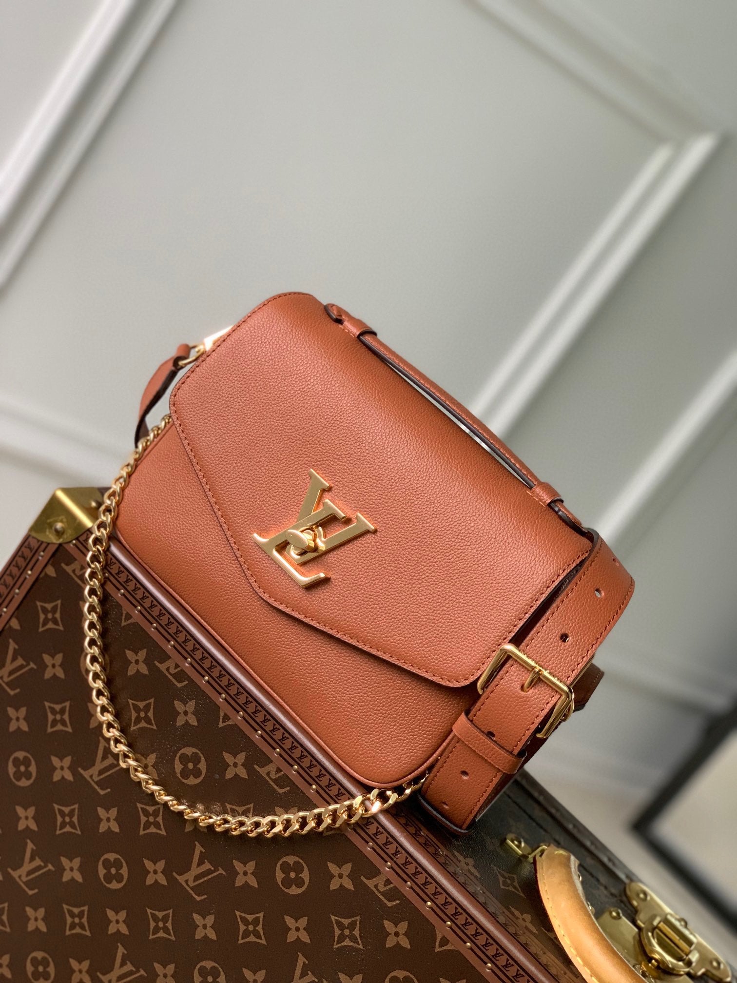 Louis Vuitton Elegant Brown Leather Shoulder Crossbody Bag with Gold Chain