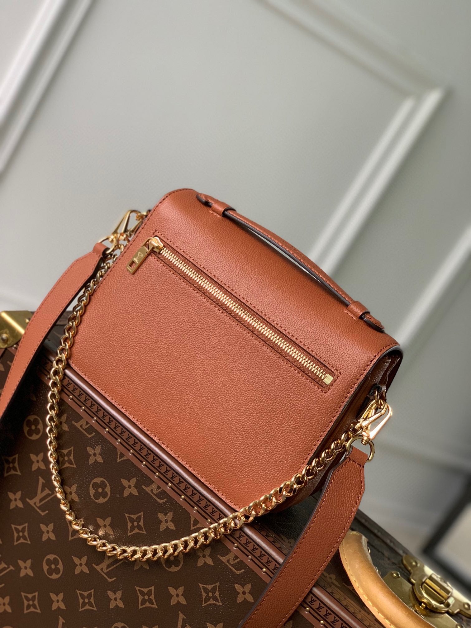 Louis Vuitton Elegant Brown Leather Shoulder Crossbody Bag with Gold Chain