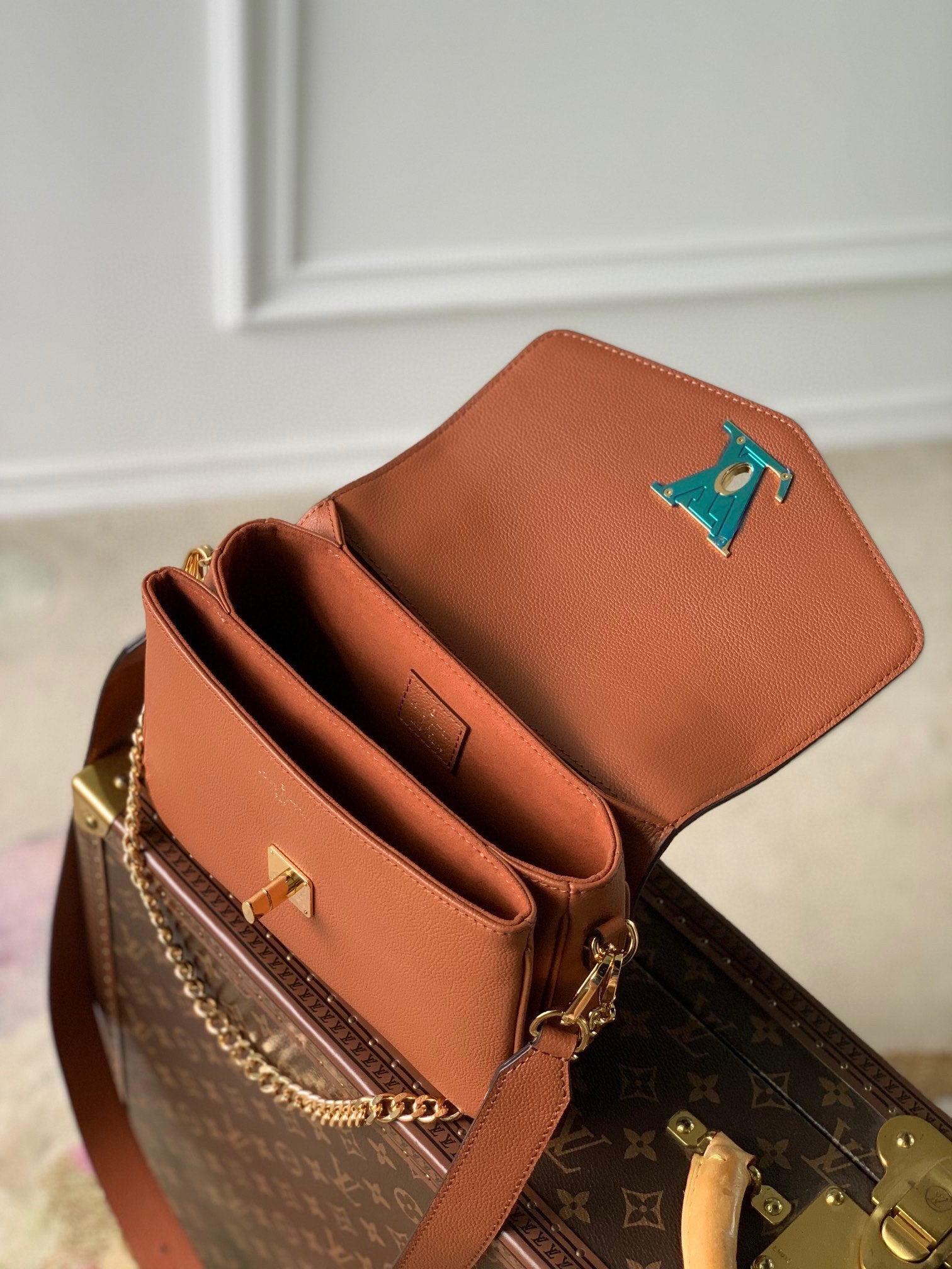 Louis Vuitton Elegant Brown Leather Shoulder Crossbody Bag with Gold Chain