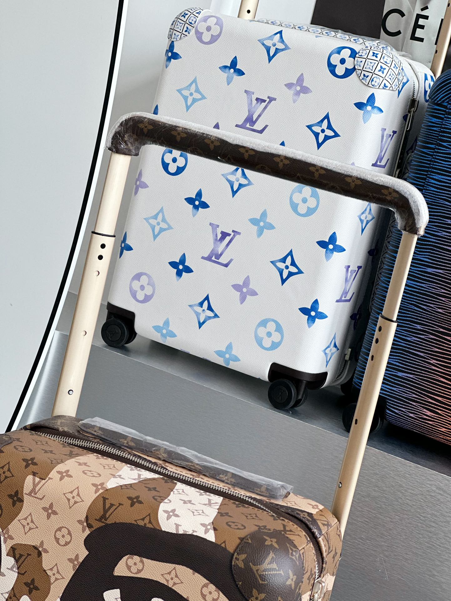 Brown Artistic Face Print Hardshell Spinner Luggage Suitcase