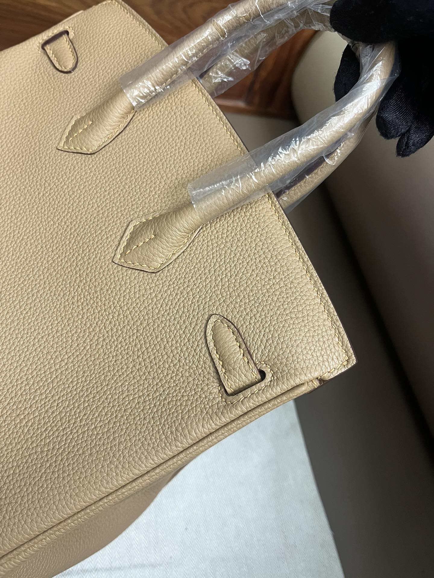 Classic Tan Leather Handbag with Gold Hardware - Elegant Top Handle Tote