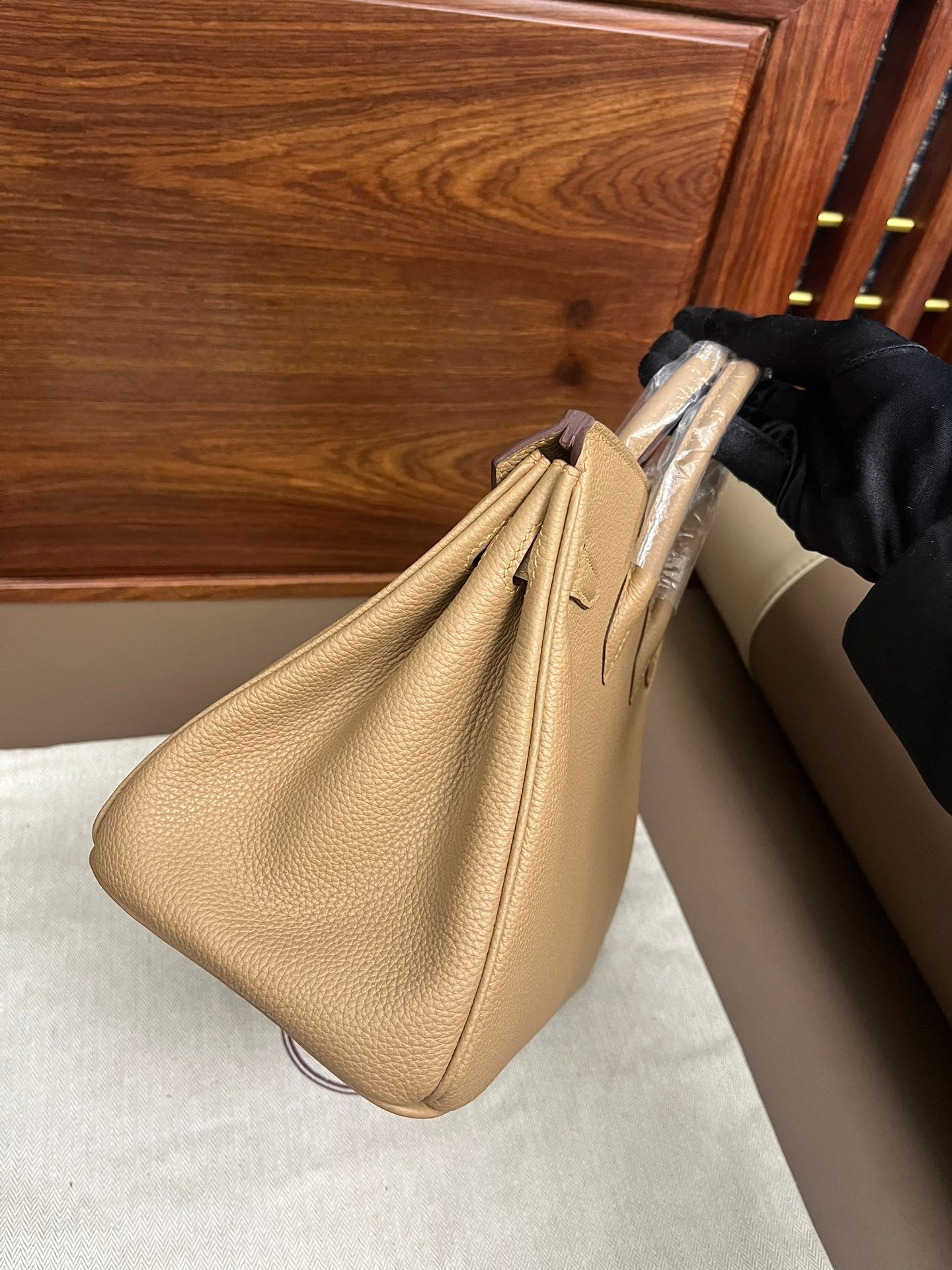 Classic Tan Leather Handbag with Gold Hardware - Elegant Top Handle Tote