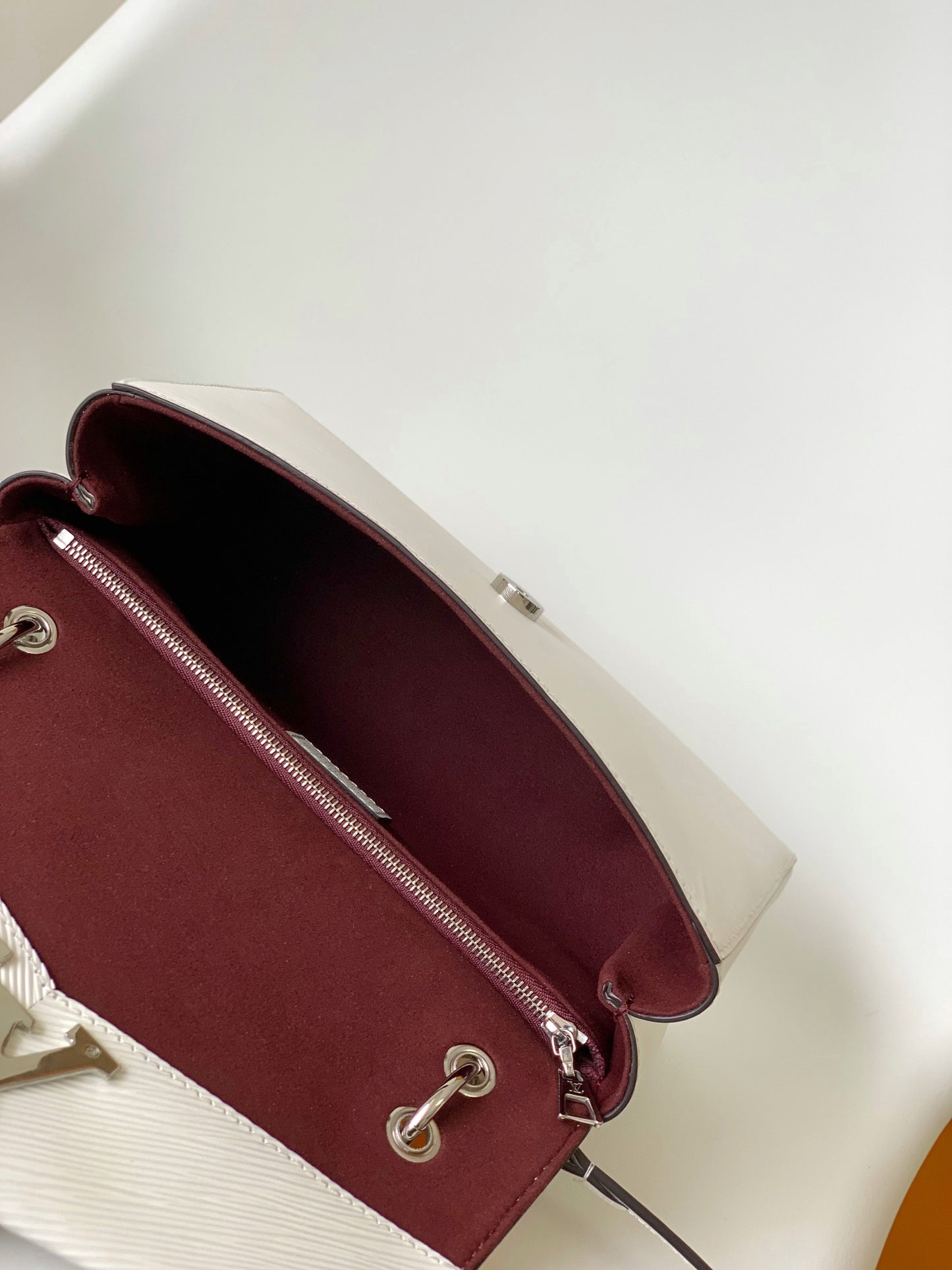 Louis Vuitton Elegant White Textured Leather Handbag with Top Handle and Strap