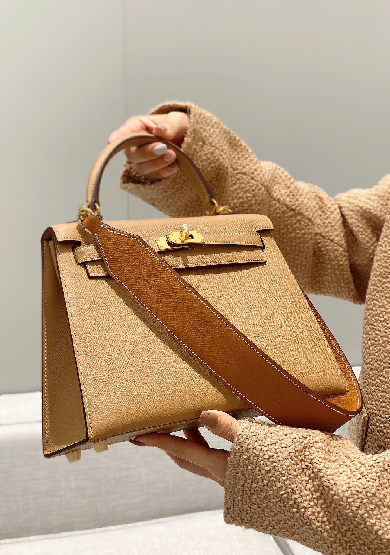Elegant Tan Leather Handbag - Classic Top Handle Shoulder Bag with Gold Hardware