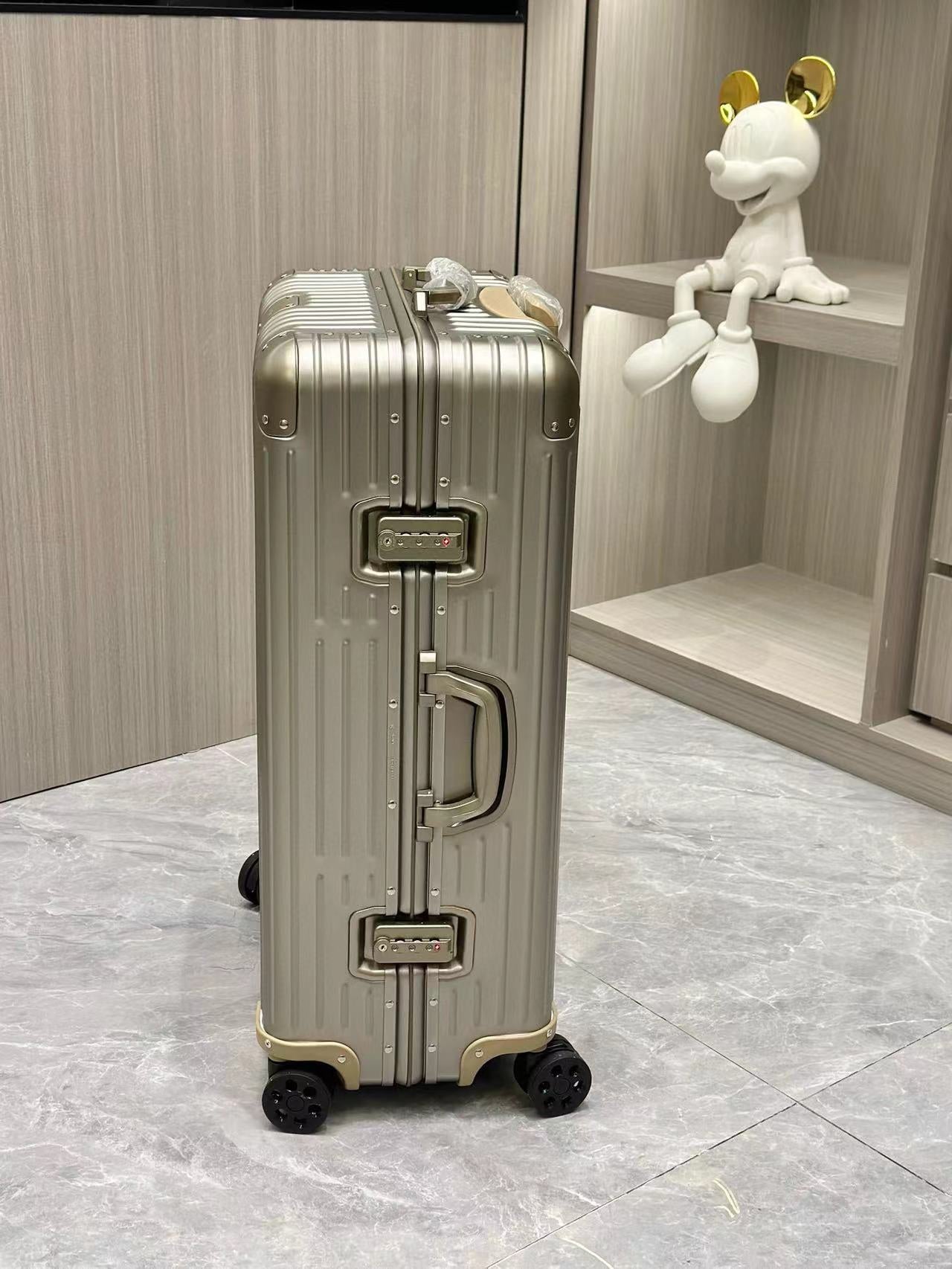 Modern Champagne Gold Grooved Hardshell Spinner Travel Suitcase