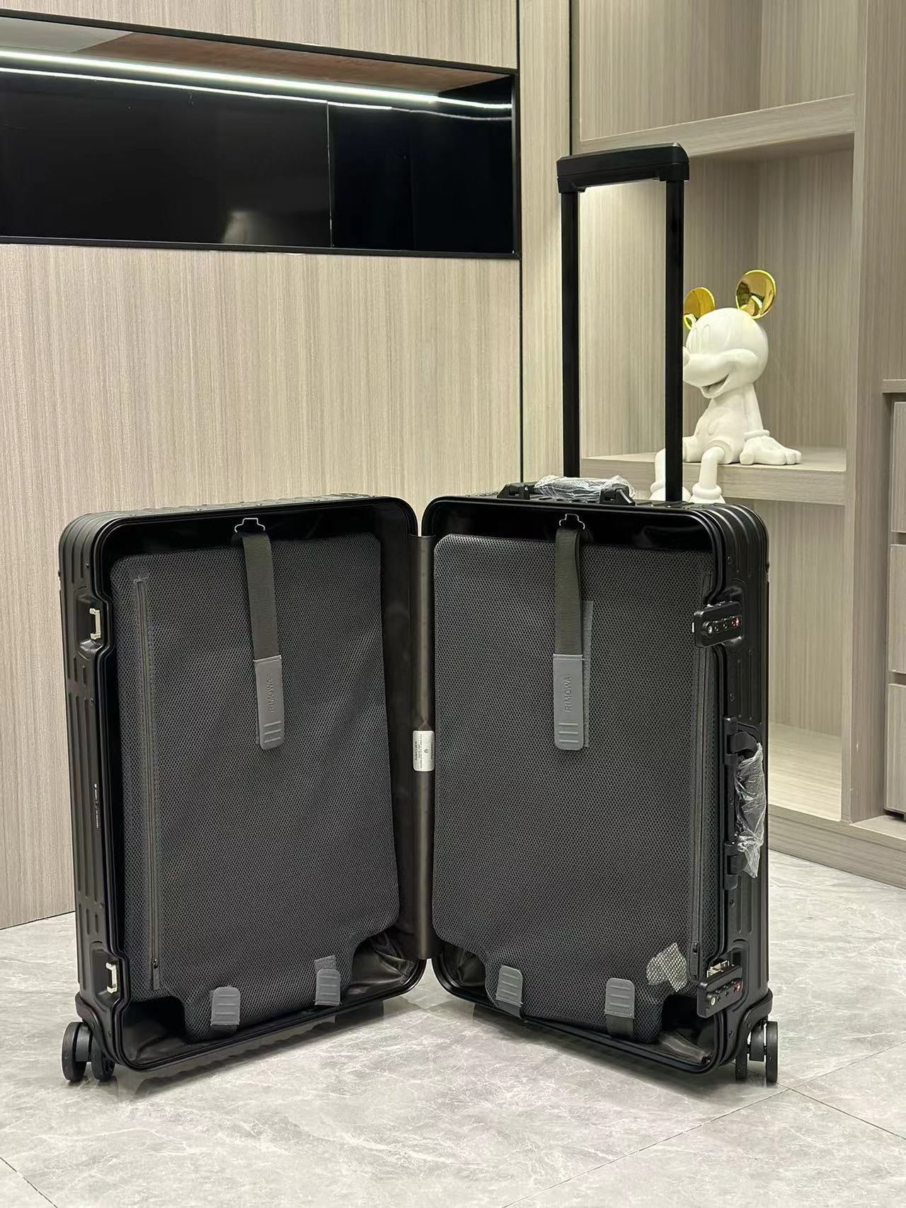 Sleek Matte Black Hardshell Spinner Suitcase for Travel
