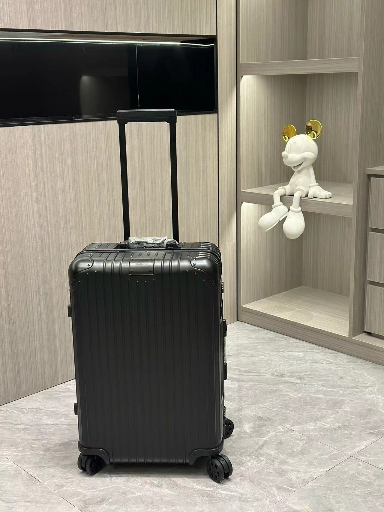 Sleek Matte Black Hardshell Spinner Suitcase for Travel