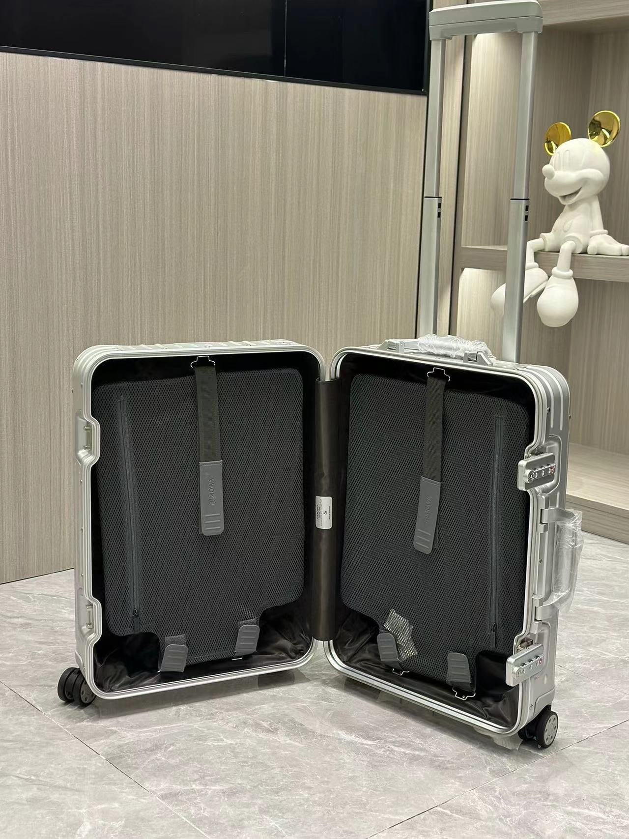 Grooved Hardside Silver Spinner Carry-On Luggage Suitcase