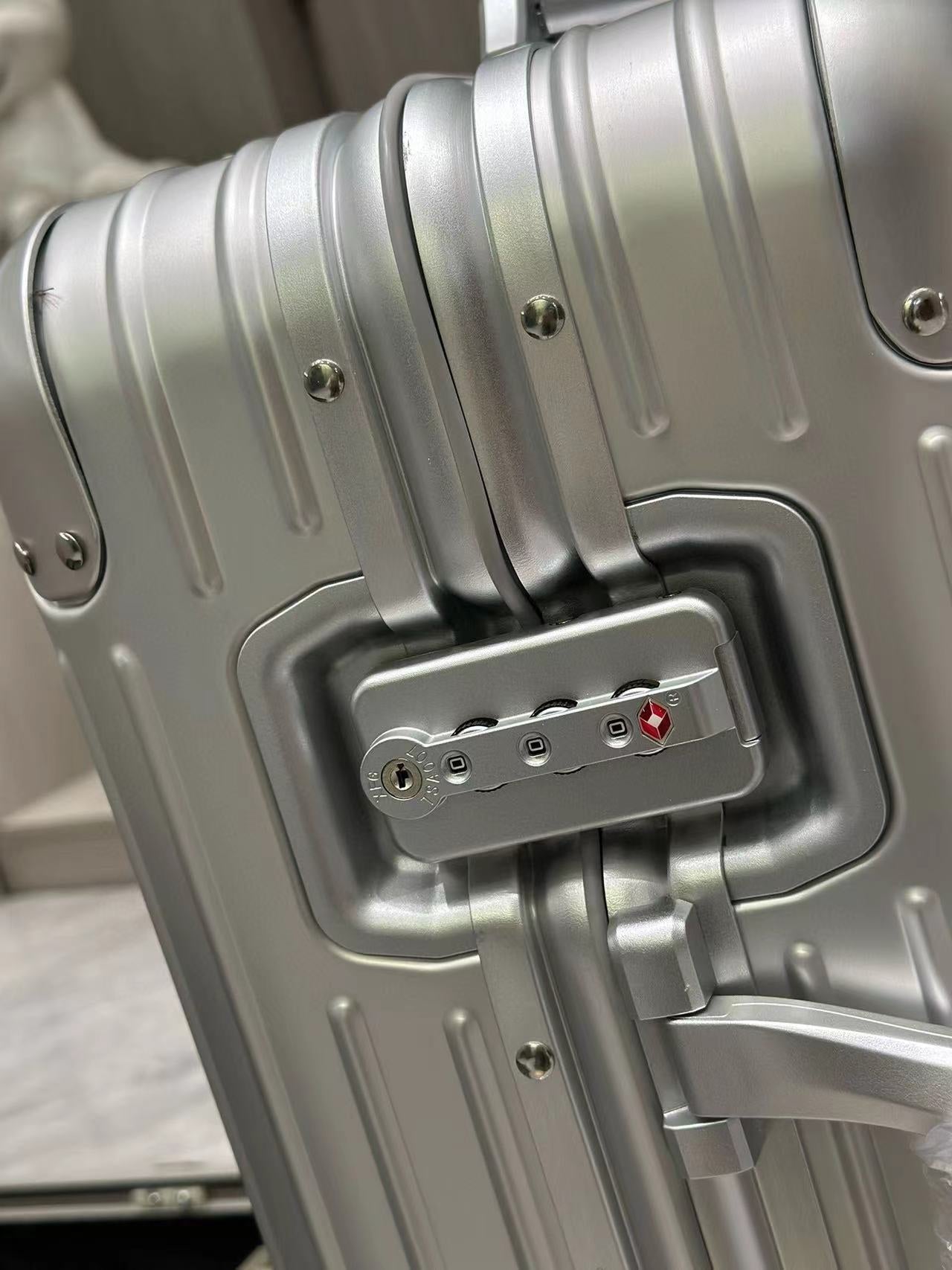 Durable Silver Aluminum Hard Shell Suitcase with TSA Combination Lock