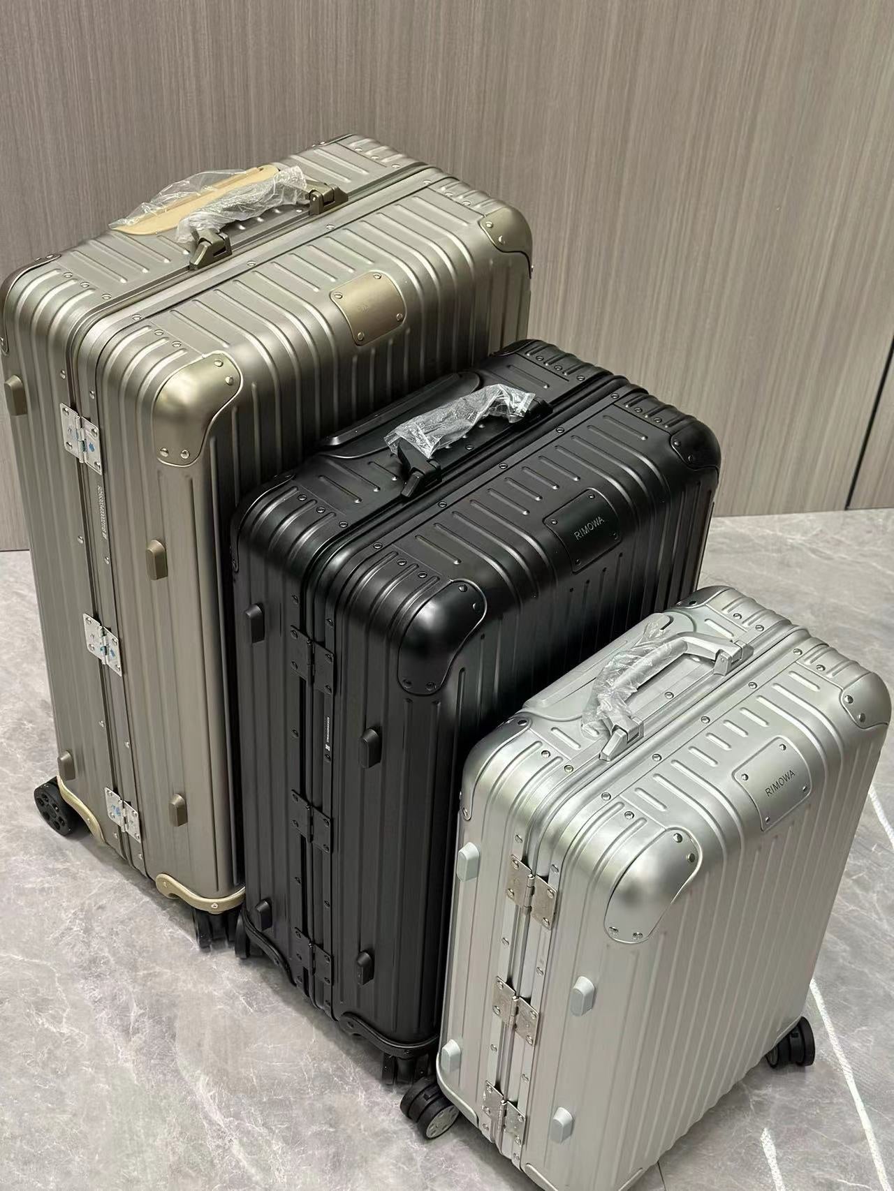 Modern Grooved Hardshell Spinner Suitcase Set for Travel