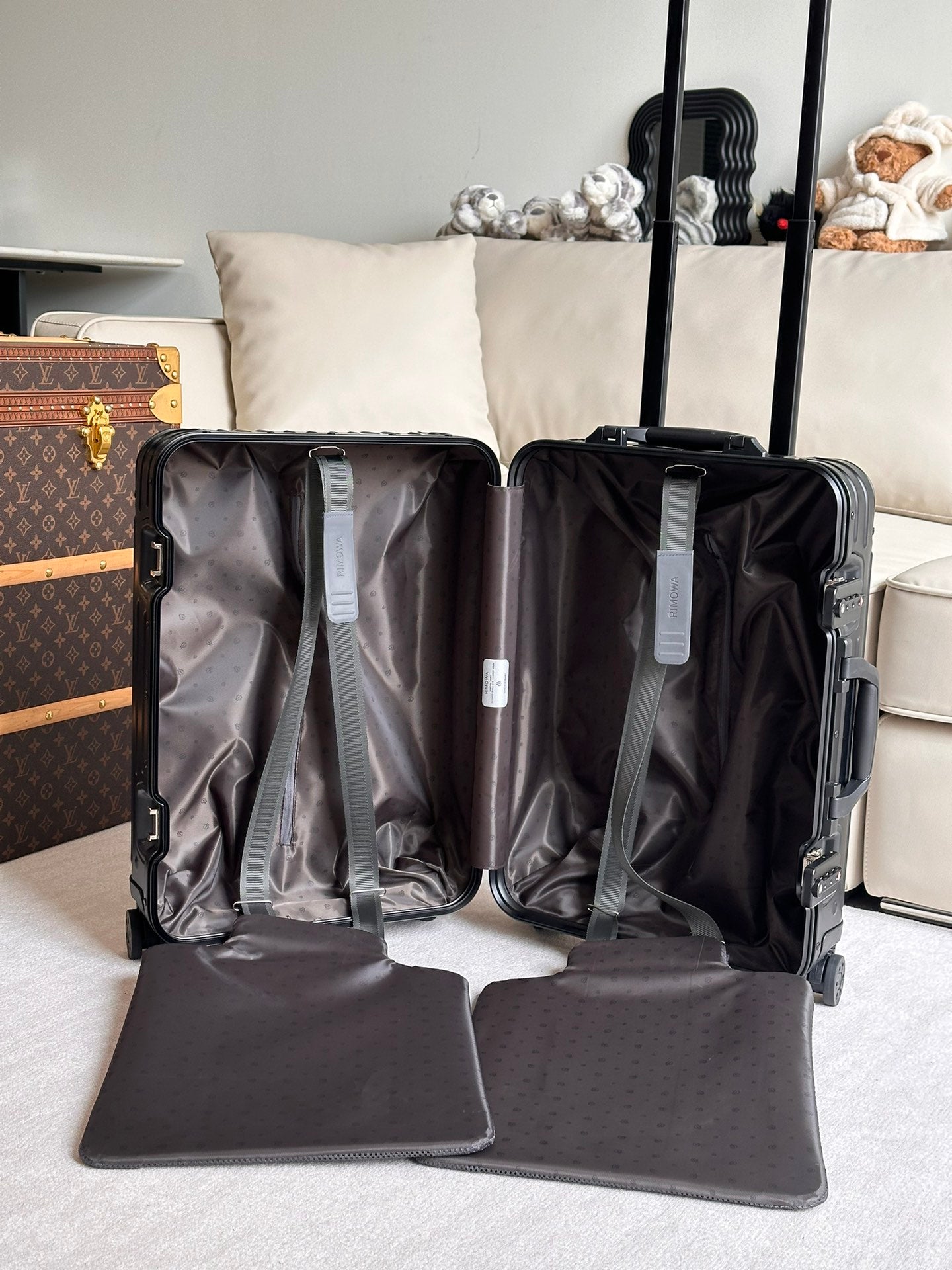 Modern Black Hardshell Spinner Suitcase with White Graphic Print