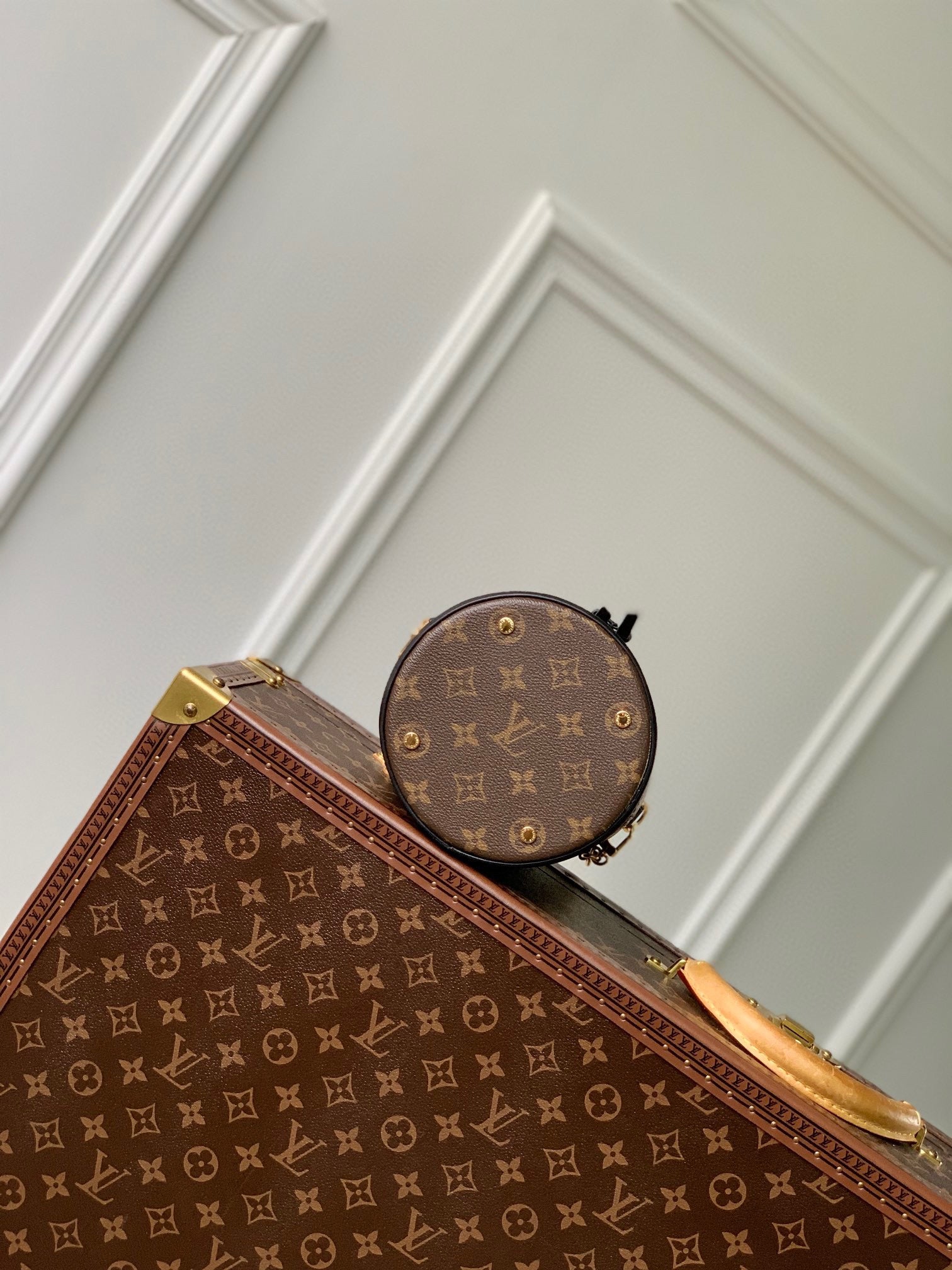 Louis Vuitton Luxury Monogram Drawstring Bucket Bag with Gold Chain and Leather Strap