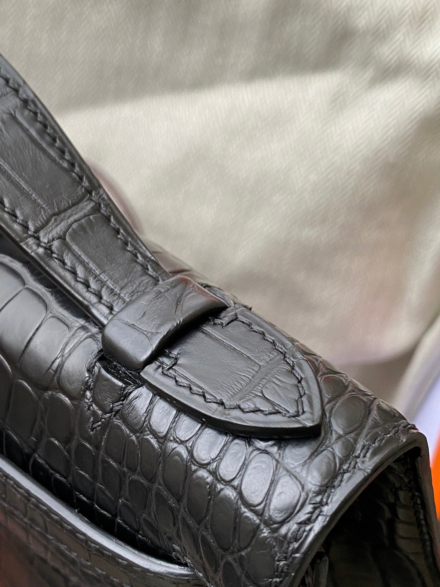 Luxury Black Crocodile Matte Leather Handbag with Silver Turn-Lock Hardware