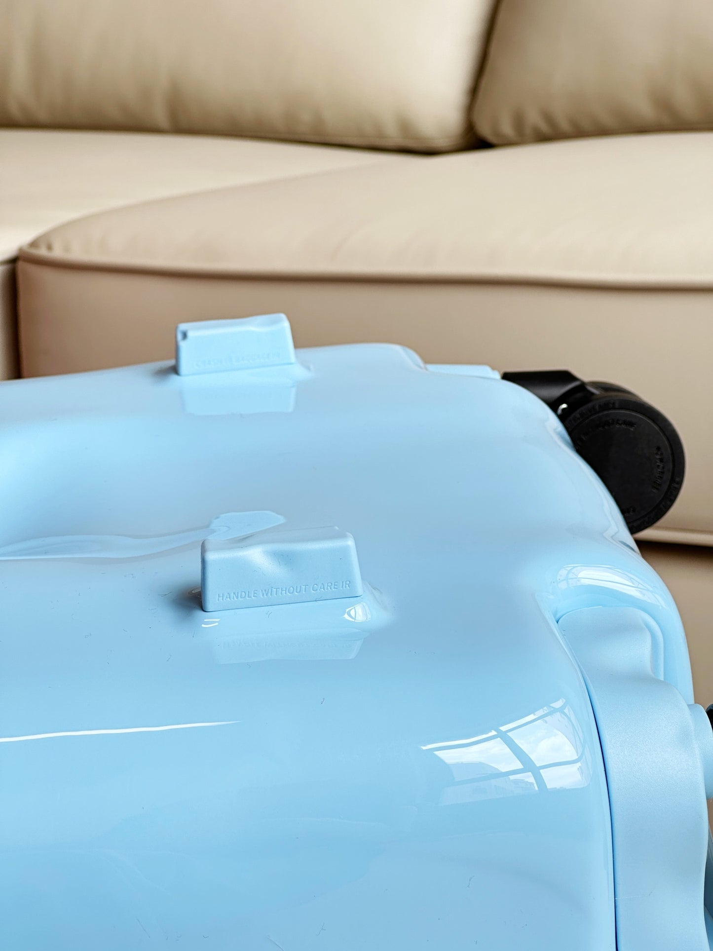 Modern Light Blue Glossy Wavy Hard Shell Suitcase for Travel