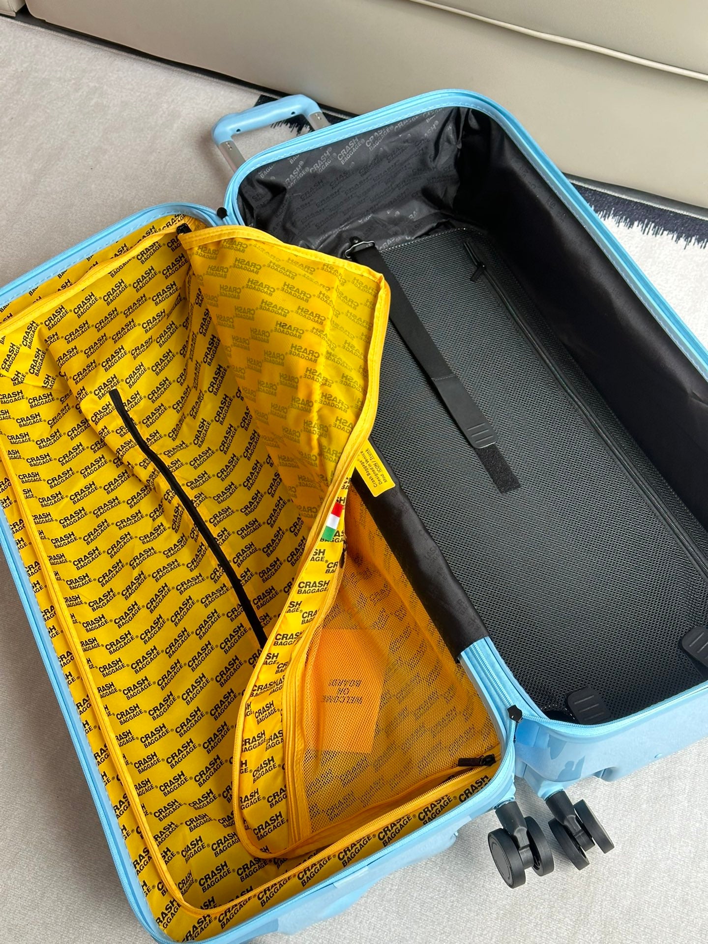 Modern Light Blue Hardside Spinner Suitcase with Yellow Interior Organizer