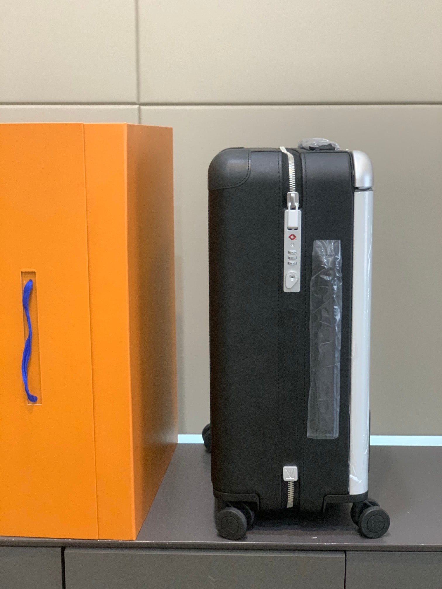 55cm Black Hardshell Spinner Suitcase Carry-On Travel Luggage