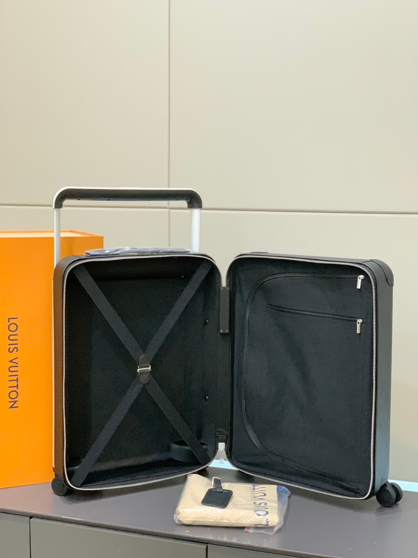 55cm Black Hardshell Spinner Suitcase Carry-On Travel Luggage