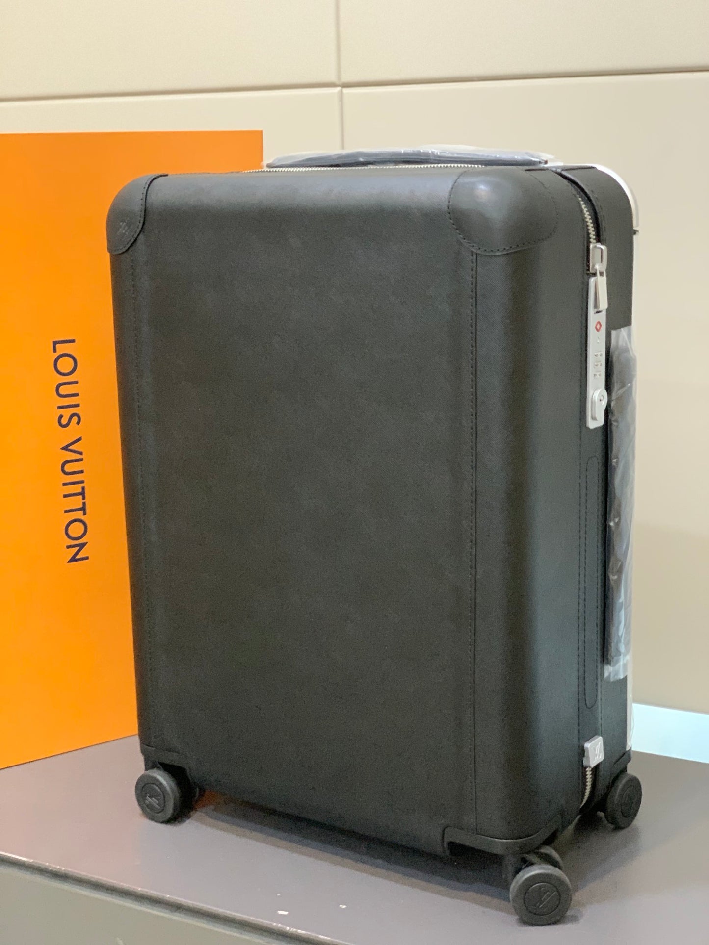 55cm Black Hardshell Spinner Suitcase Carry-On Travel Luggage