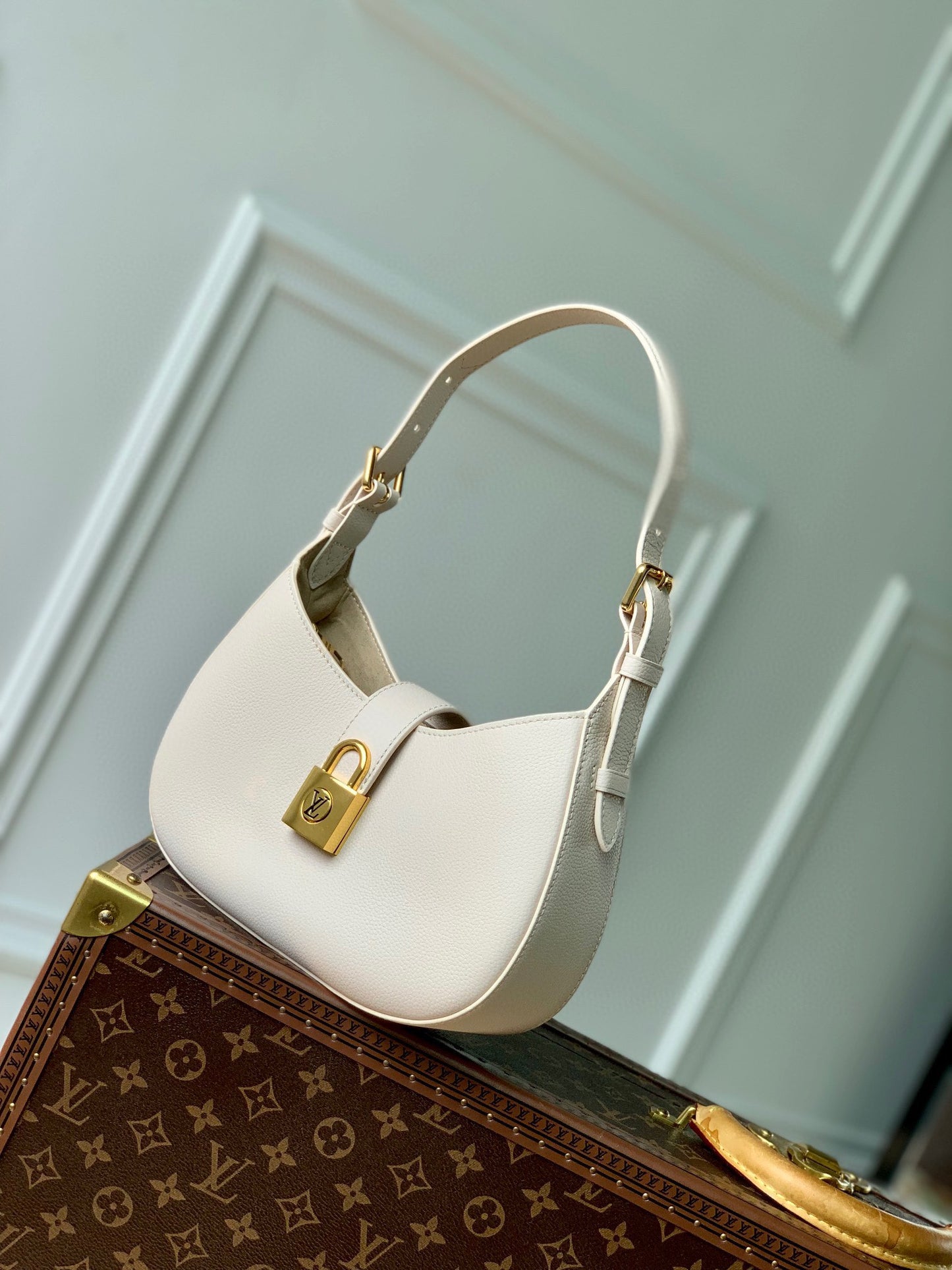 Louis Vuitton Elegant Cream Leather Crescent Shoulder Bag with Gold Lock