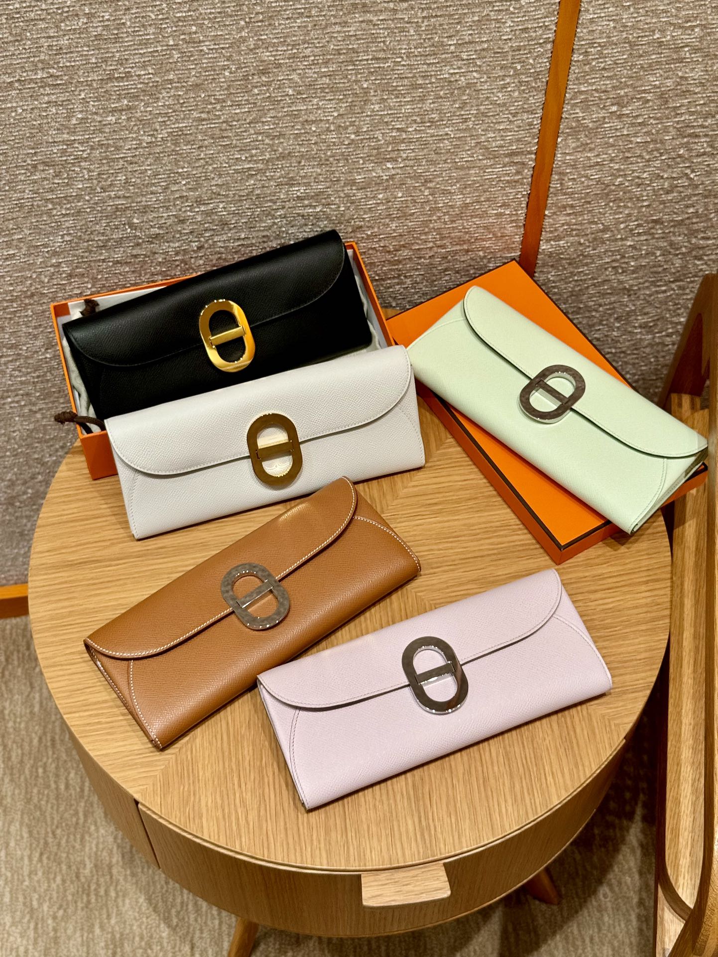 Luxury Leather Long Wallet with Elegant Oval Clasp - Multiple Colors