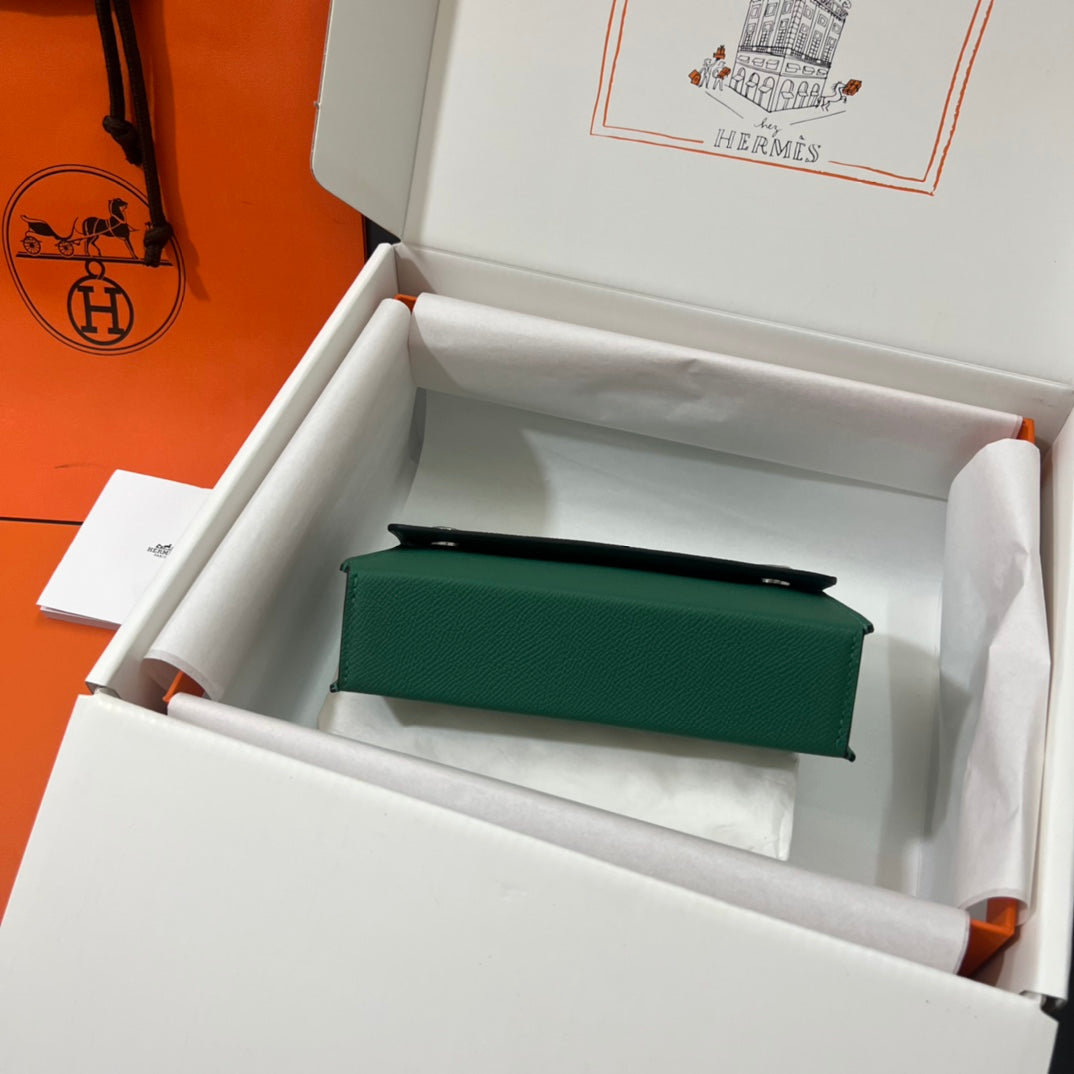 Hermès Small Green Leather Crossbody Bag with Detachable Strap - Authentic Luxury Designer Pouch