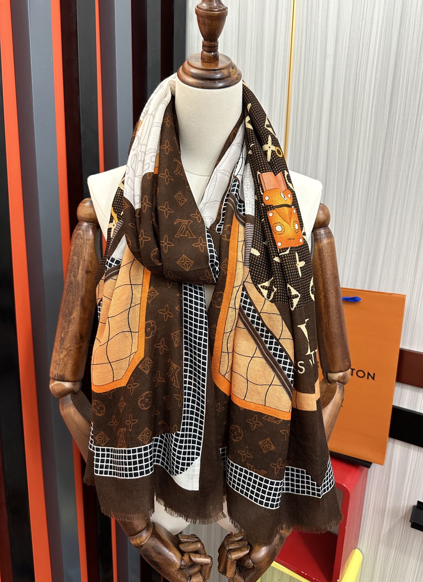 Women's Brown and Cream Patterned Luxury Pashmina Shawl Scarf - Large Soft Wrap Winter Neck Warmer