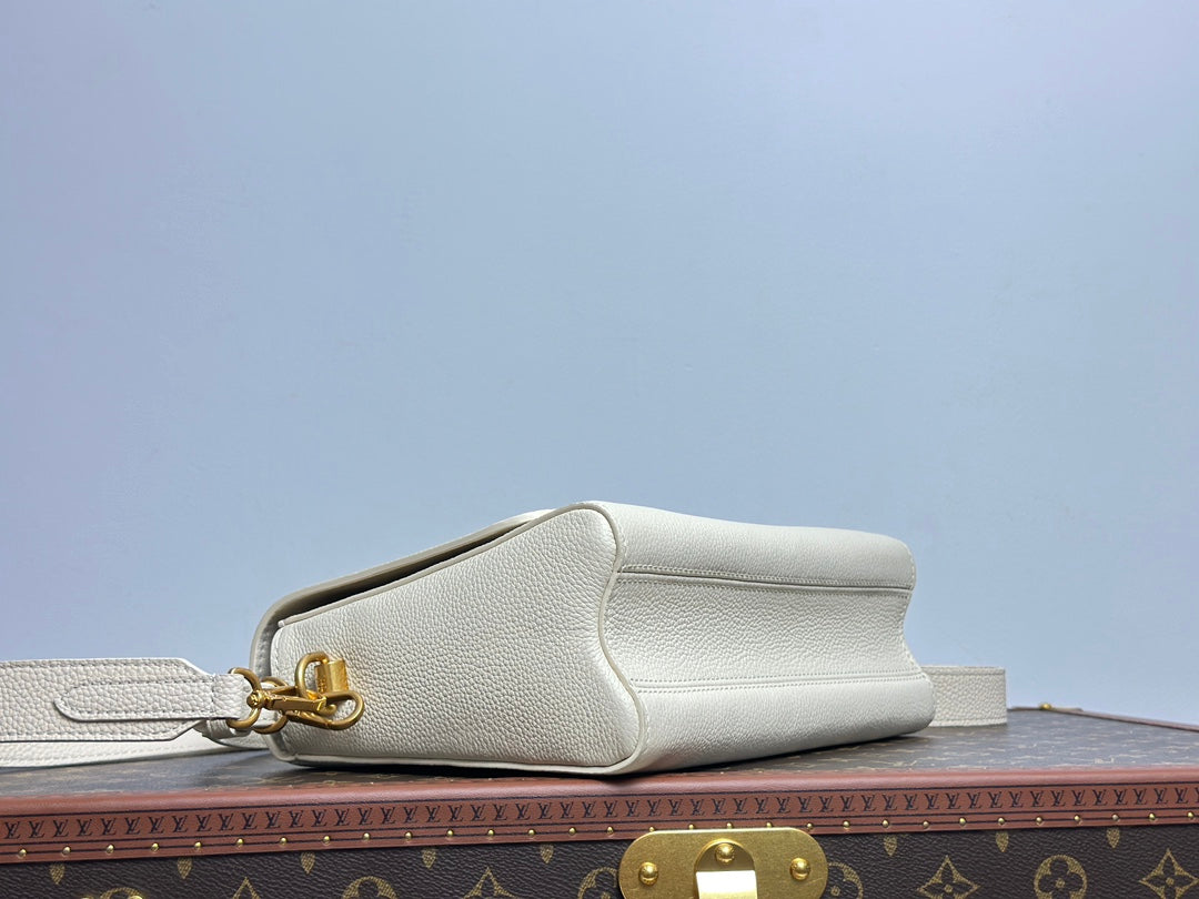 Louis Vuitton Elegant Cream Leather Shoulder Bag with Gold Metal Clasp