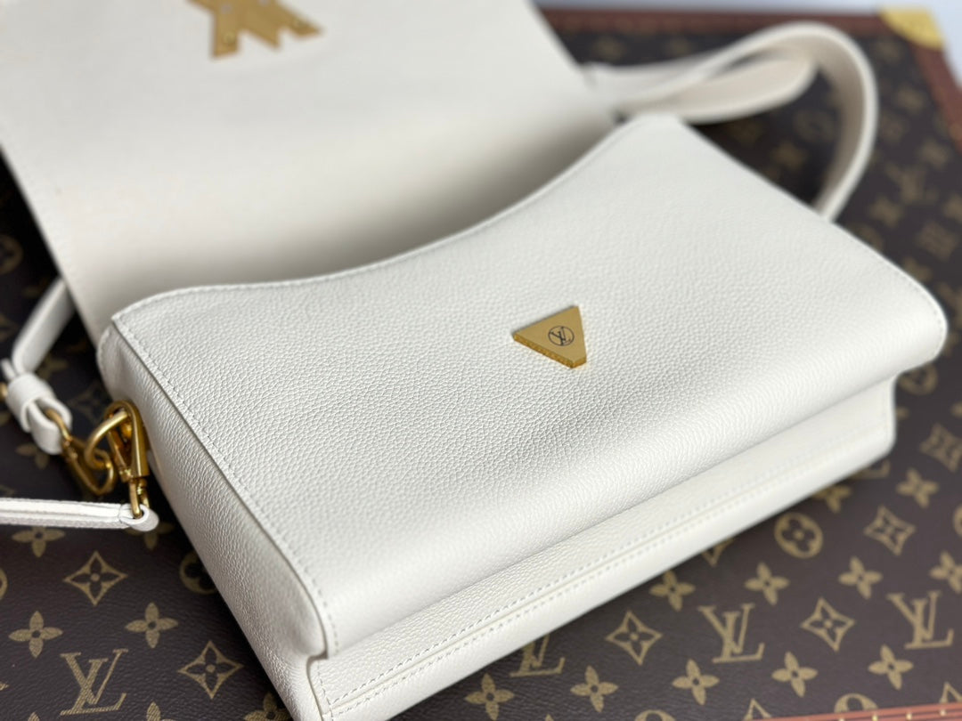 Louis Vuitton Elegant Cream Leather Shoulder Bag with Gold Metal Clasp
