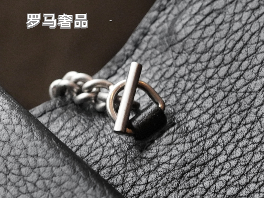 Gucci Black Textured Leather Chain Shoulder Bag with Tiger Head Buckle