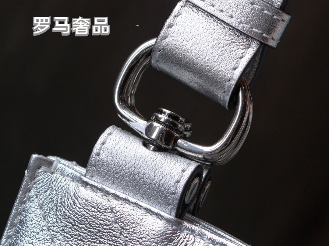 Gucci Metallic Silver Quilted Leather Shoulder Bag with Chain Strap