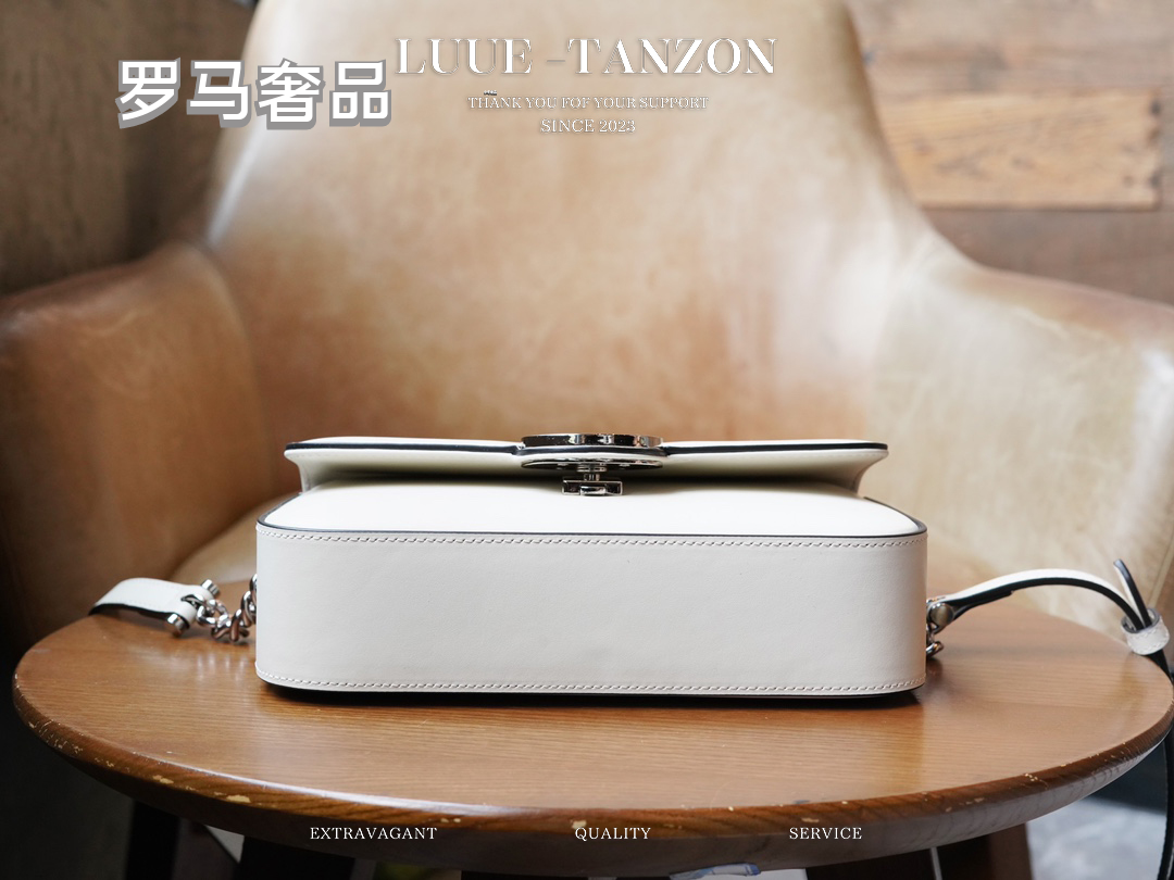 Gucci Classic White Leather Shoulder Bag with Metal Buckle and Chain Strap