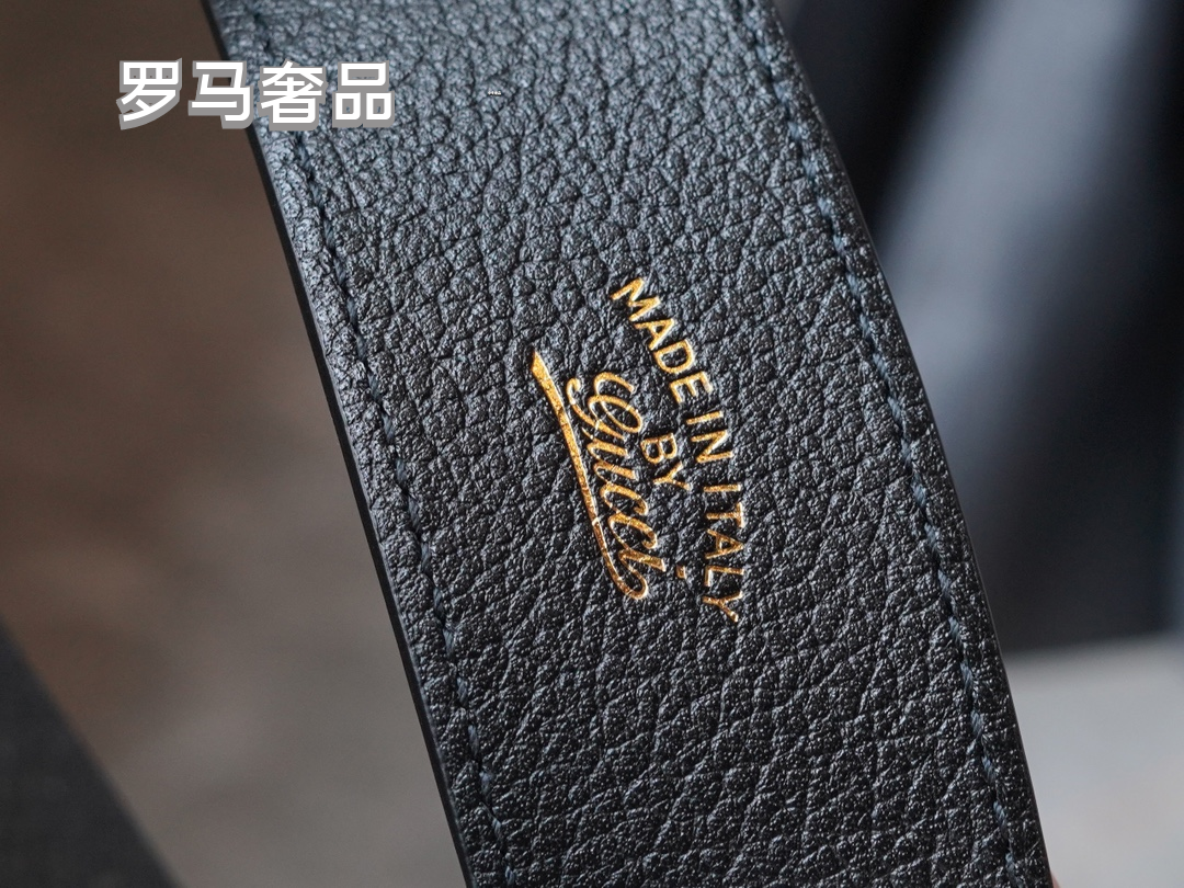 Gucci Elegant Off-White Leather Underarm Shoulder Bag with Gold Detailing