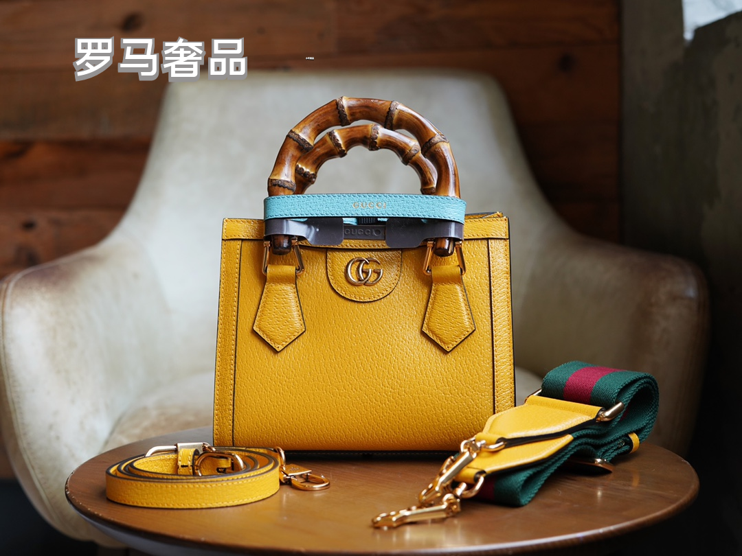Gucci Vintage Off-White Leather Handbag with Bamboo Handle