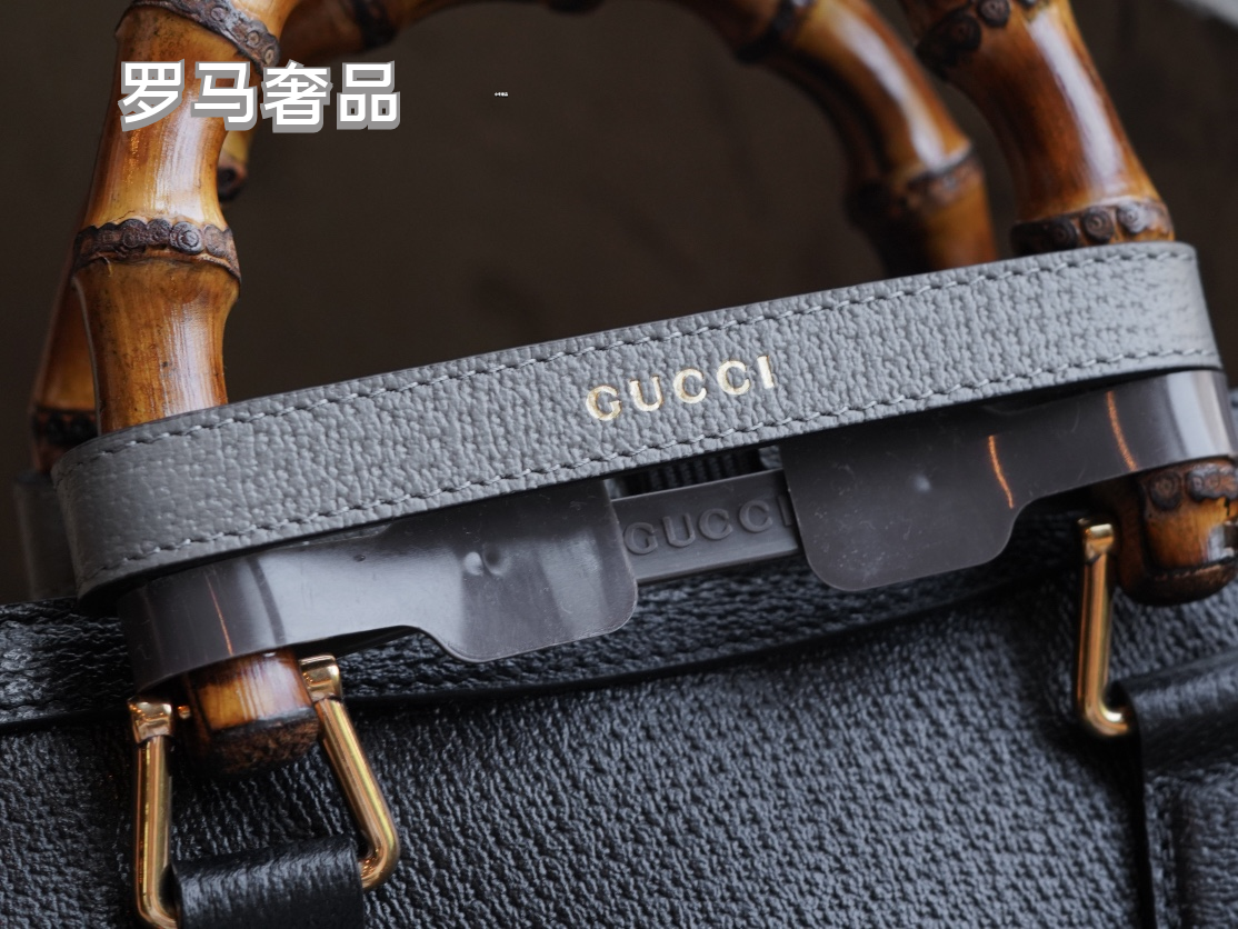 Gucci Vintage Off-White Leather Handbag with Bamboo Handle