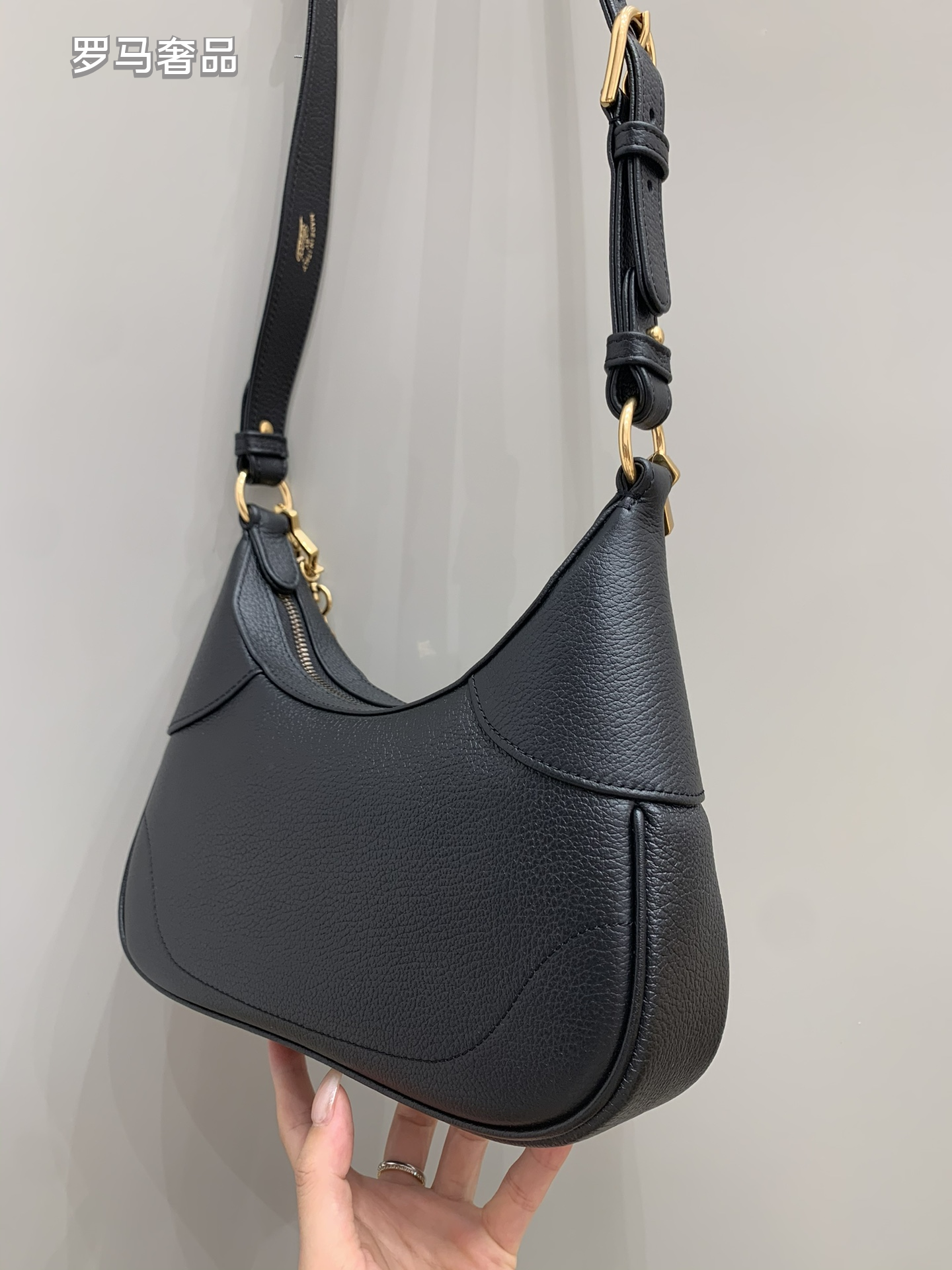 Gucci Luxury White Leather Hobo Bag with Gold Chain Shoulder Strap