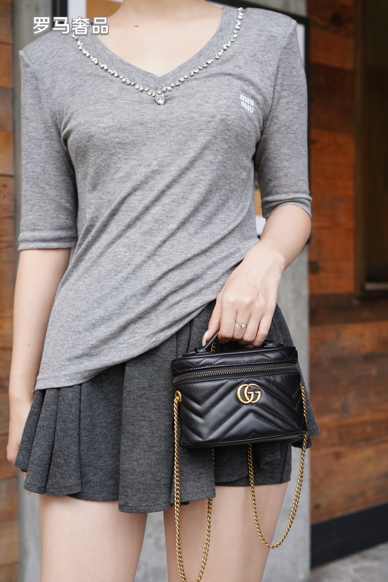 Gucci Cream Chevron Quilted Leather Vanity Bag with Gold Chain Strap