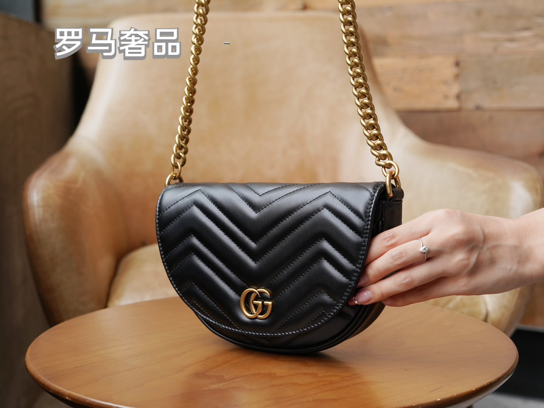 Gucci Elegant White Chevron Quilted Leather Crossbody Bag with Gold Chain
