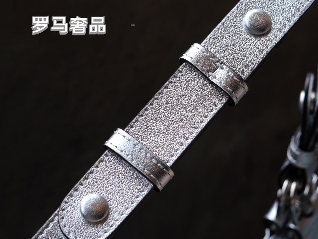 Gucci Metallic Silver Quilted Leather Shoulder Bag with Chain Strap