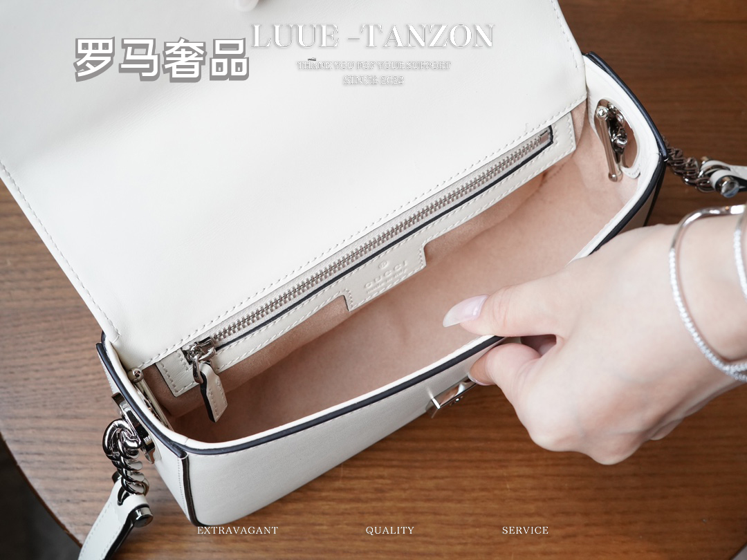 Gucci Classic White Leather Shoulder Bag with Metal Buckle and Chain Strap