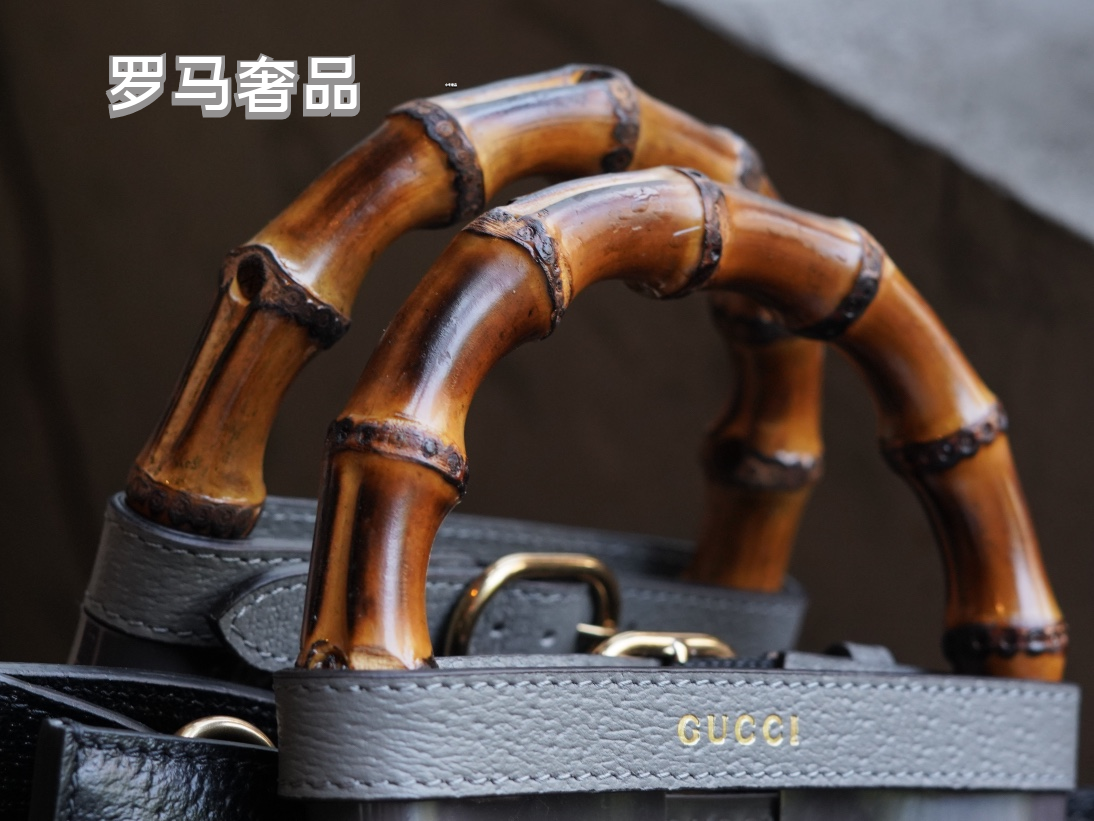 Gucci Vintage Off-White Leather Handbag with Bamboo Handle