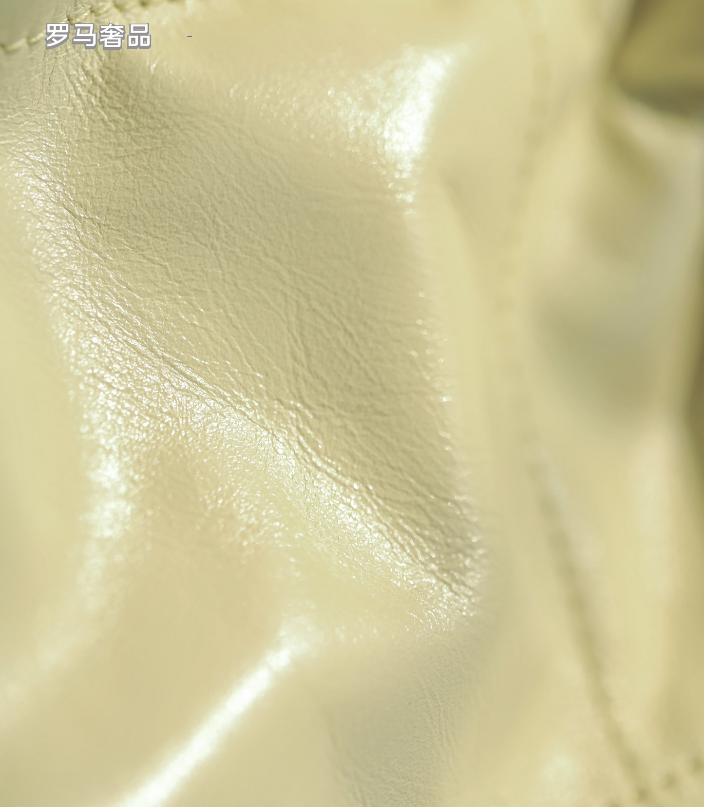 Chanel 22 Small Handbag - Shiny Calfskin &amp; Gold-Tone Metal - Light Yellow