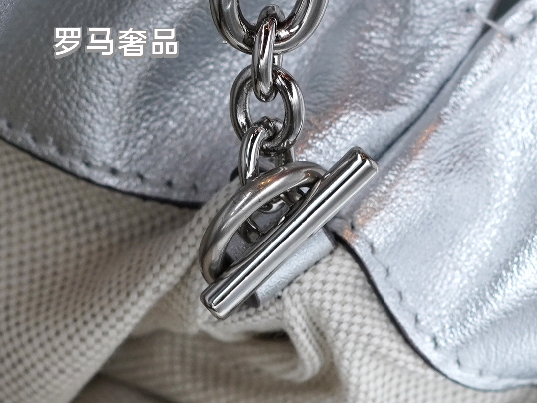 Gucci Metallic Silver Quilted Leather Shoulder Bag with Chain Strap
